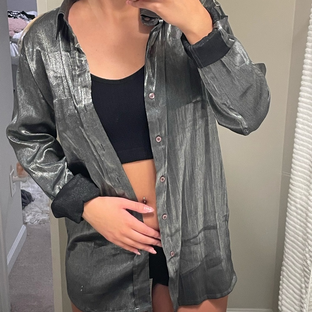 Super cute shiny button up